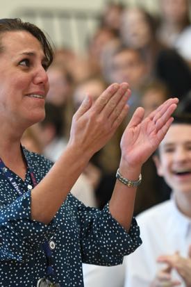 Lunsford acknowledges a long ovation from students and colleagues. © Milken Family Foundation.