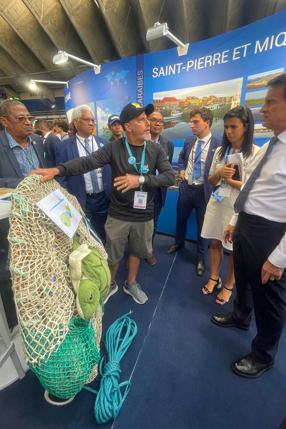 Nalovic at the UNOC conference explaining a TED to the French Minister of Over Seas Territories, Emanuel Valls.