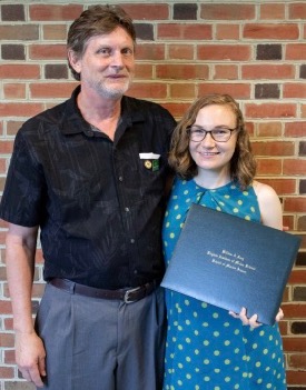 Graduate Kelley Uhlig (R) with her Master's advisor Rob Hale (L) following the VIMS Diploma ceremony. © N. Meyer/W&M.