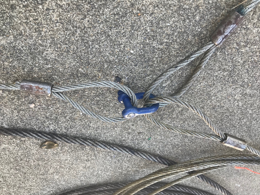 3 cable wires joined together with a shackle