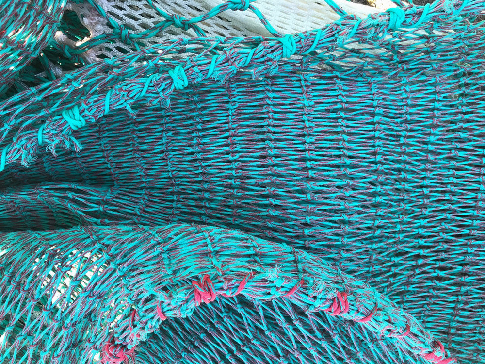 green PE twine with red tracer netting wrapped in respective colors for port and starboard gores